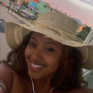 Meet your Posher, Denaija